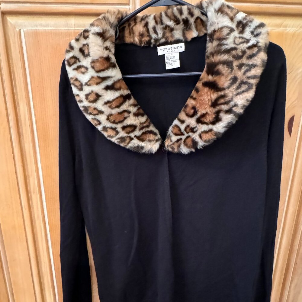 BEAUTIFUL BLACK SWEATER WITH REMOVABLE LEOPARD COLLAR
